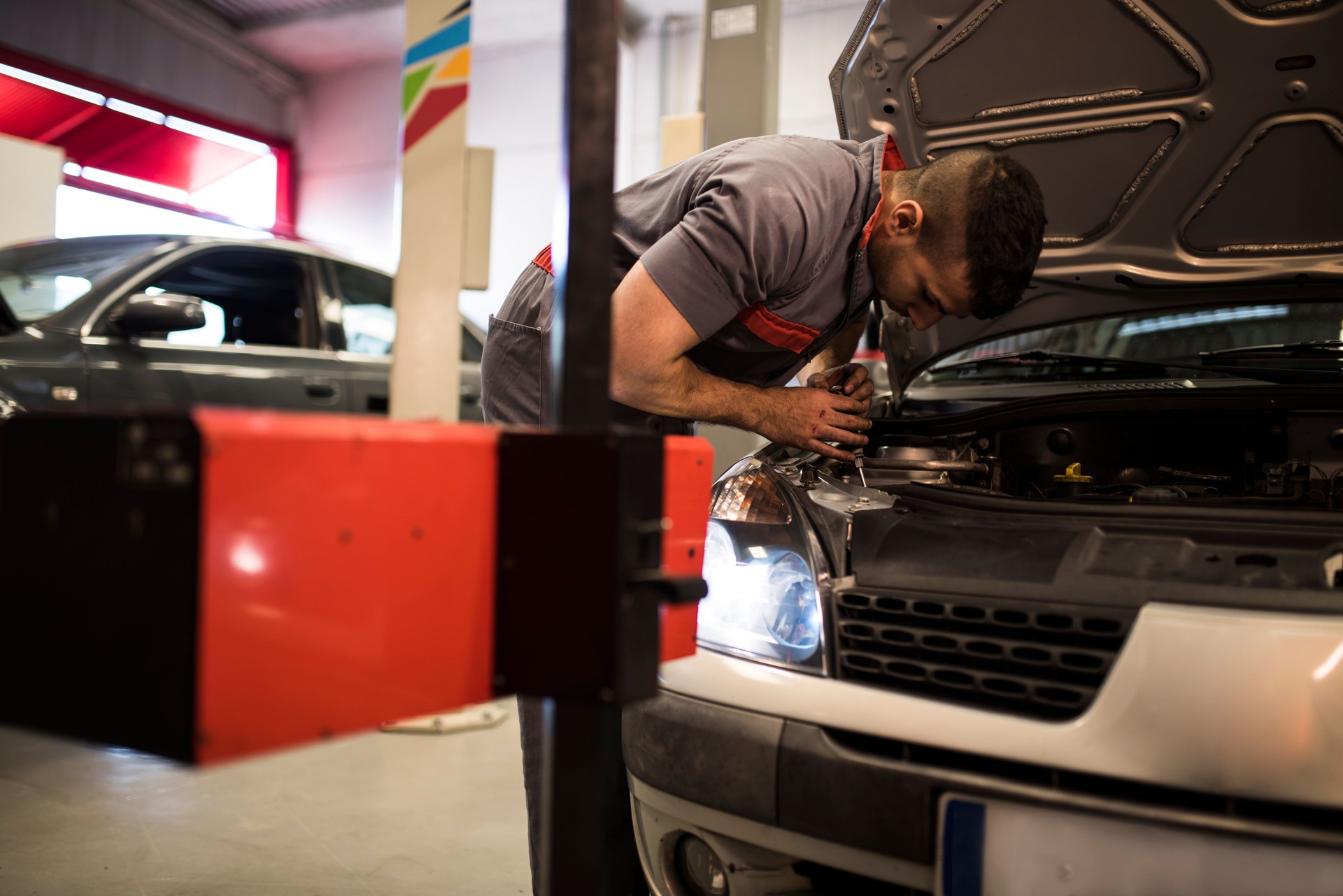 Máquina de calibración ligera en el coche que prepara el vehículo para la inspección técnica del faro